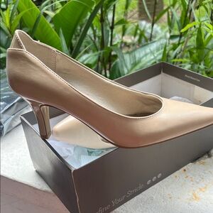 Life Stride Classic Beige Heels